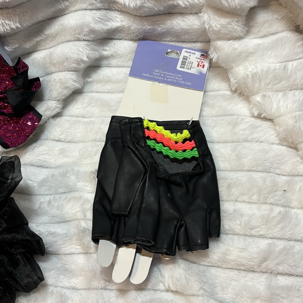 Hair scrunchies and gloves - Picture 3 of 7